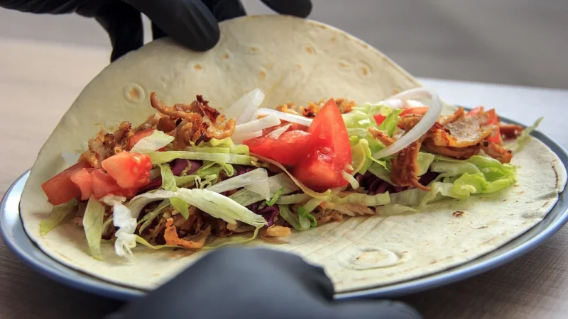 Kebab a karmienie piersią: kiedy może zaszkodzić i jak wybierać mądrzej