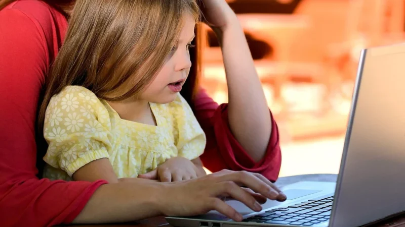 Parenting oparty na nauce: jak odróżniać fakty od mitów w poradach online